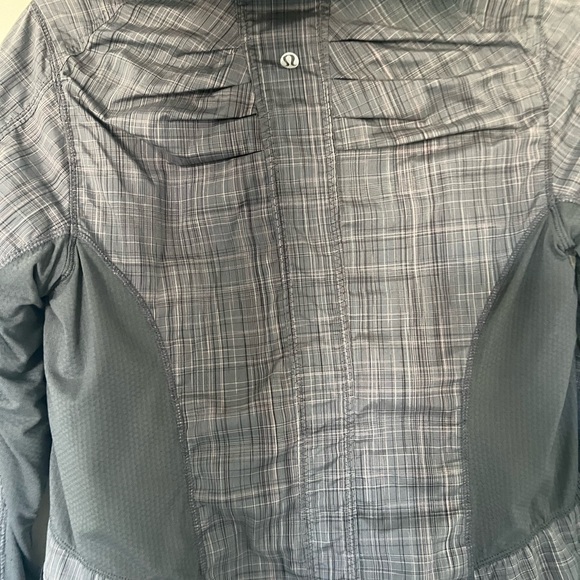 Lululemon Women’s Run Back On Track Jacket. Gray plaid. Size 4 - Picture 6 of 8